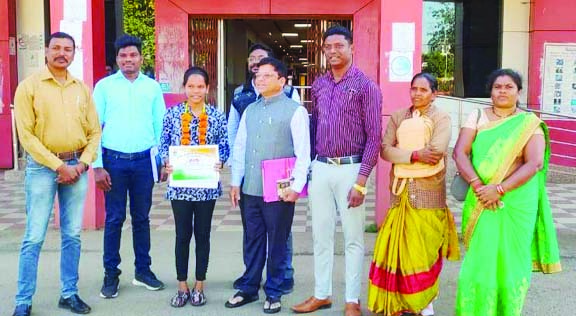बीएसएफ में वंदना का चयन, कलेक्टर ने किया सम्मानित बीएसएफ में वंदना का चयन, कलेक्टर ने किया सम्मानित