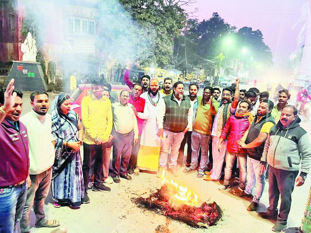 विहिप ने बजरंग दल भगवा पर टिप्पणी के विरोध में सीएम का पुतला फूंका