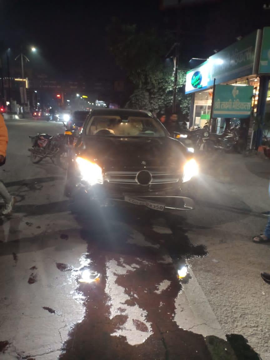 तेज रफ्तार मर्सिडीज की ठोकर से बाइक सवार घायल