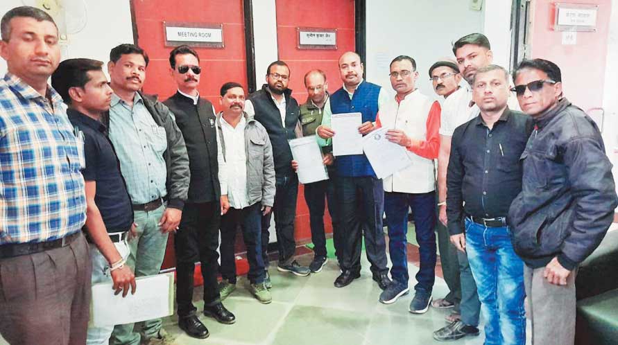 प्रधान पाठक पदोन्नति को ले टीचर्स एसो. ने सौंपा ज्ञापन प्रधान पाठक पदोन्नति को ले टीचर्स एसो. ने सौंपा ज्ञापन