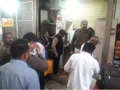 तीन करोड़ का लोन नहीं चुकाया, तीन दुकानें सील