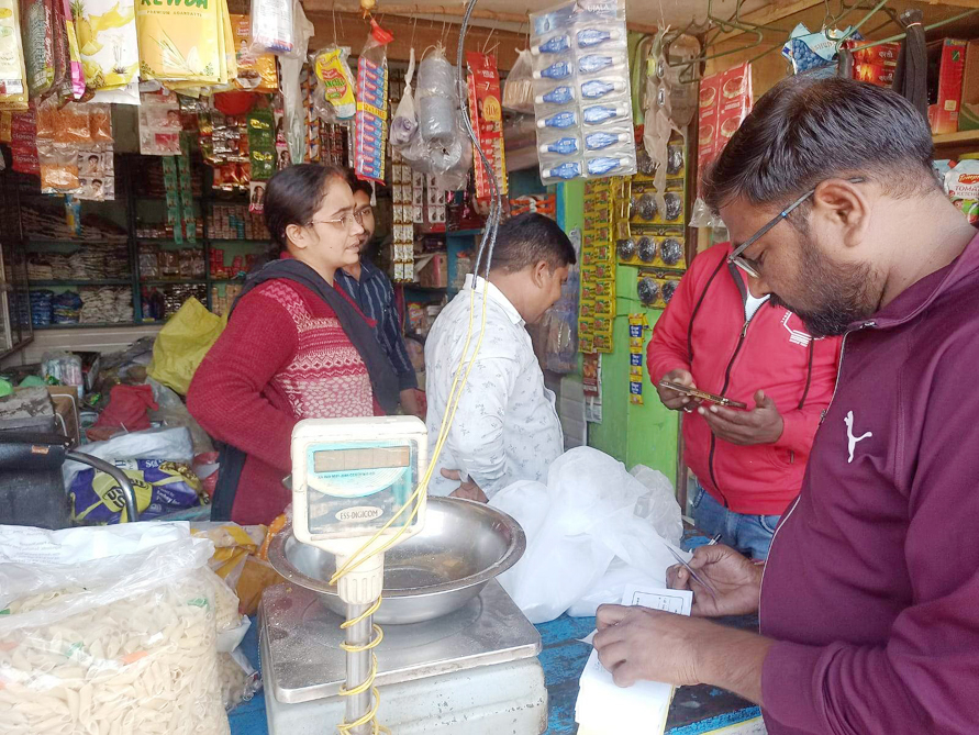 प्रतिबंधित सिंगल यूज प्लास्टिक, दुकानों में दबिश, 6 स्थानों से जब्ती कर जुर्माना प्रतिबंधित सिंगल यूज प्लास्टिक, दुकानों में दबिश, 6 स्थानों से जब्ती कर जुर्माना
