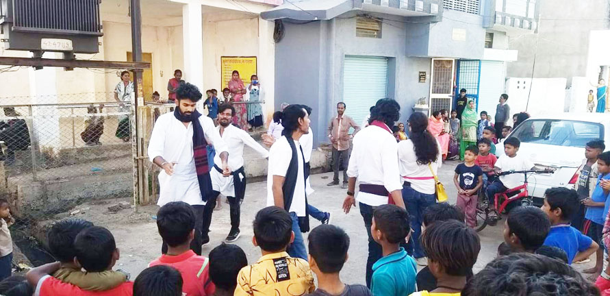 वार्डों में नुक्कड़ नाटक से प्रचार-प्रसार वार्डों में नुक्कड़ नाटक से प्रचार-प्रसार