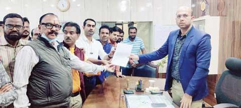 पांच साल से लंबित चुनाव कराने कलेक्टर से मिले प्रेस क्लब के सदस्य