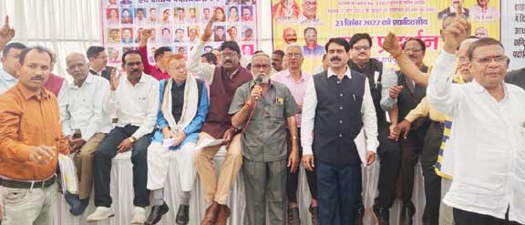 कृषि अधिकारियों ने दिया धरना