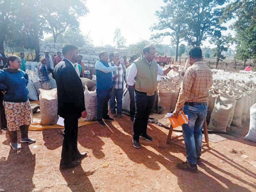 कलेक्टर ने किया धान उपार्जन केंद्रों का आकस्मिक निरीक्षण