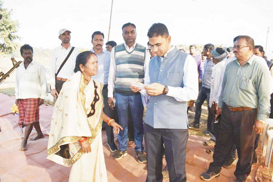 कलेक्टर ने सुदूर वनांचल गांव पहुंचकर वनाधिकार पत्रधारियों से की मुलाकात