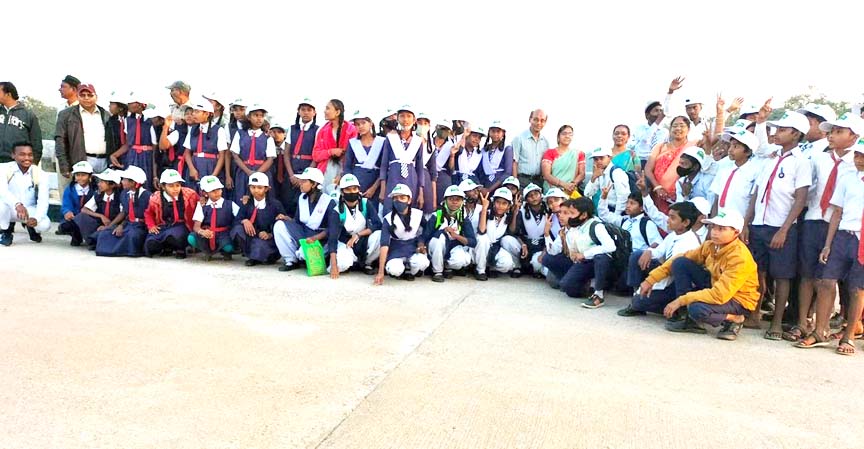 वन मितान जागृति शिविर, छात्रों ने किया वन भ्रमण