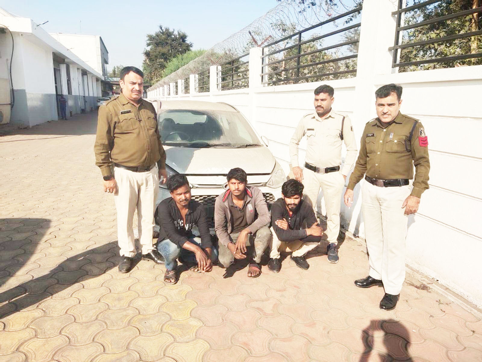 शोरूम के कर्मियों ने ही की थी नई कार की चोरी