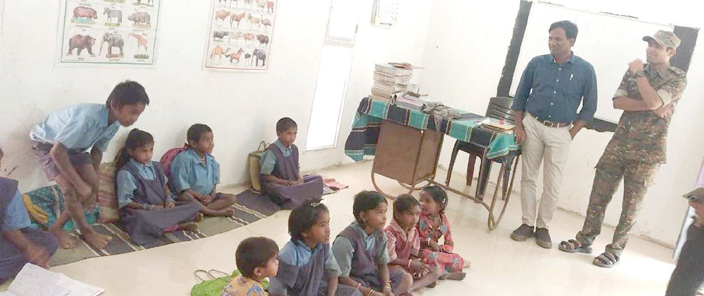 कलेक्टर-एसपी ने बाईक से बुकमरका टापू का किया निरीक्षण