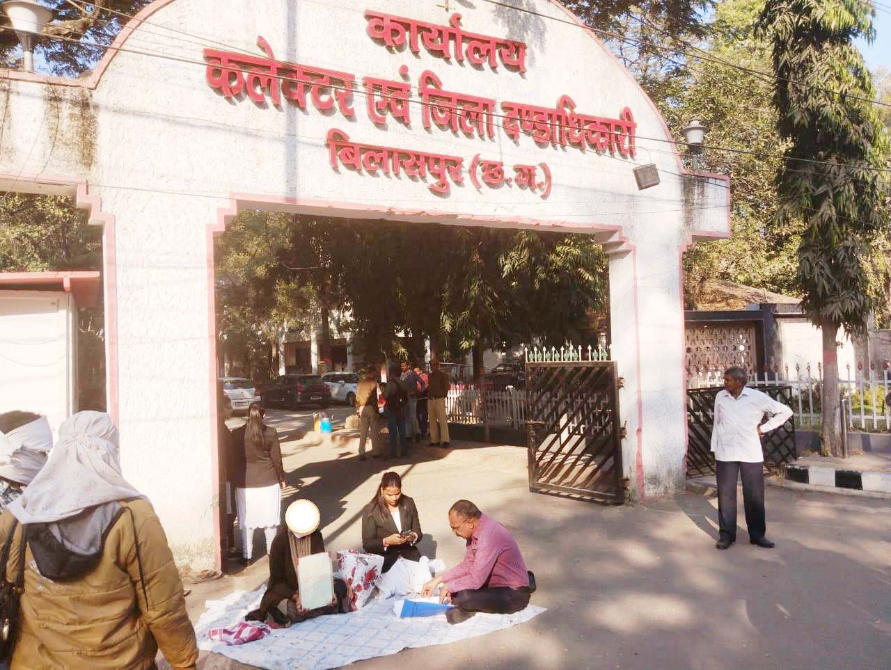 पिता से रेप का शिकार हुई बच्ची दो माह से सीडब्ल्यूसी के कब्जे में, मां धरने पर बैठी  