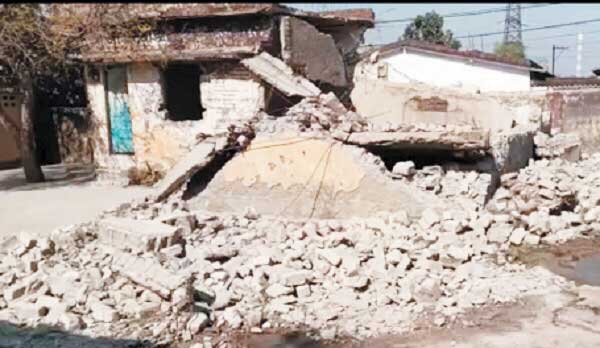 जर्जर आंगनबाड़ी केंद्र भरभराकर गिरा बच्चों की छुट्टी हो जाने से टला बड़ा हादसा