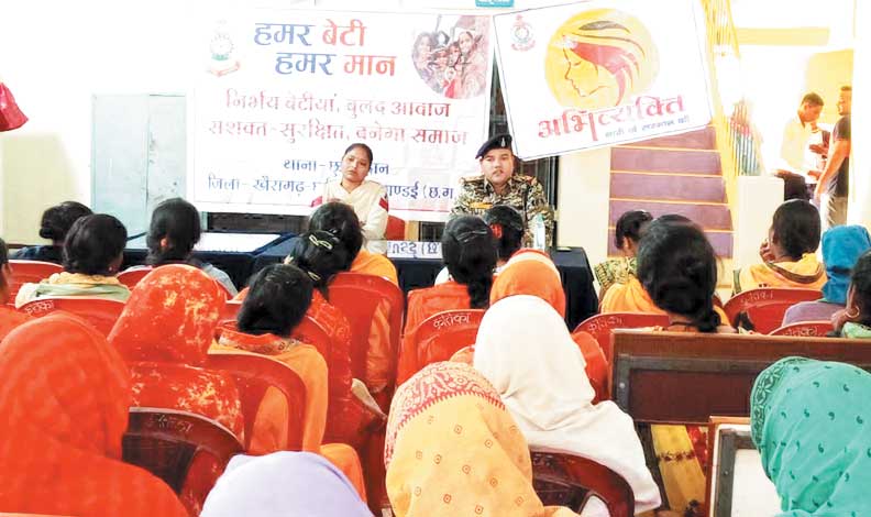 समूह की महिलाओं को दी जानकारी