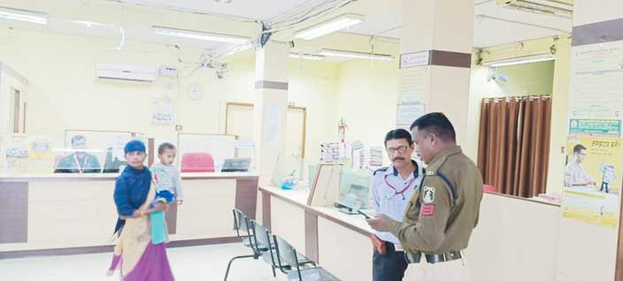  पुलिस ने किया एटीएम और बैंकों की जांच, संदिग्धों से की गई पूछताछ