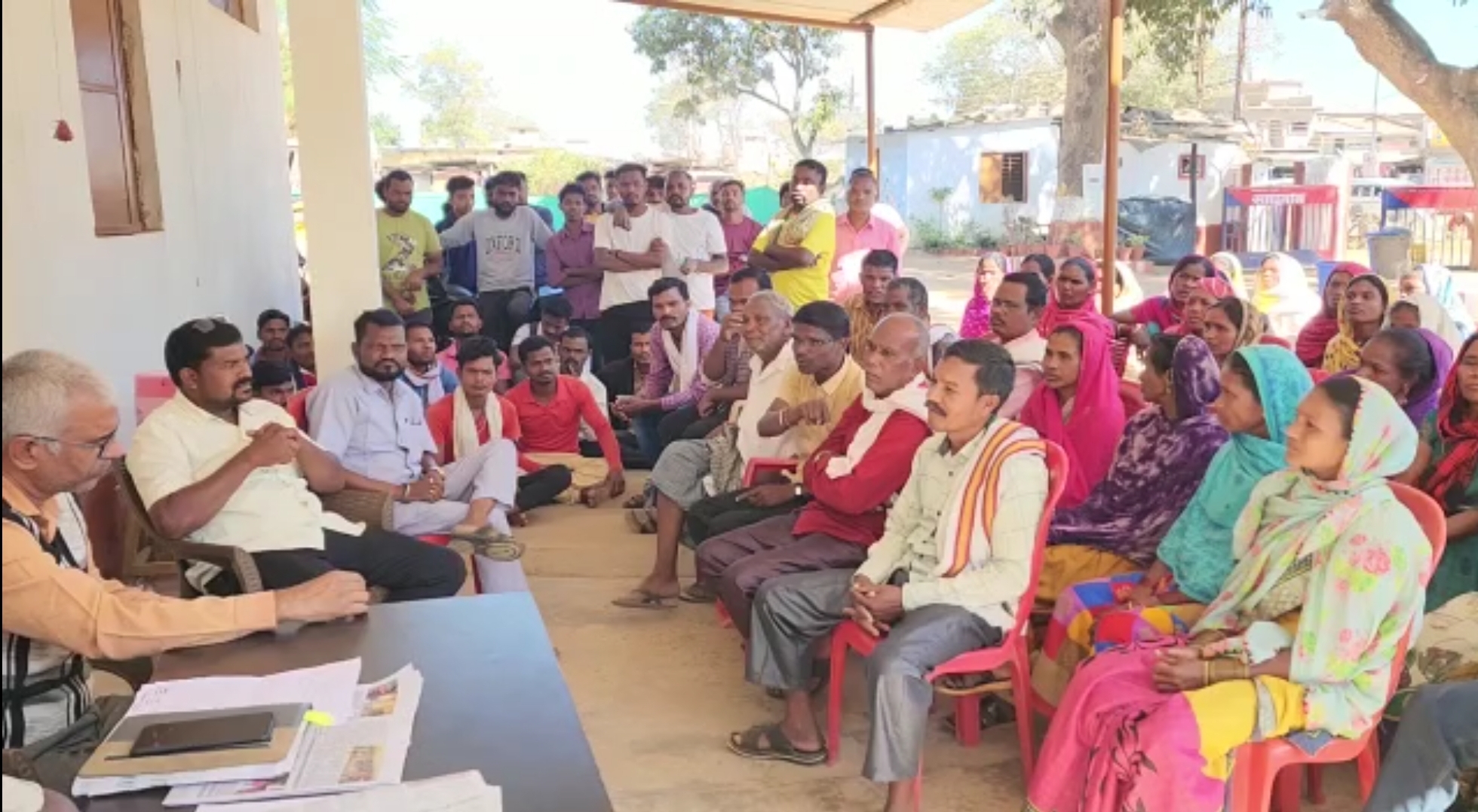 गांव में क्रिसमस मनाने को लेकर ग्रामीणों का विरोध, एसडीएम ने दी समझाइश गांव में क्रिसमस मनाने को लेकर ग्रामीणों का विरोध, एसडीएम ने दी समझाइश