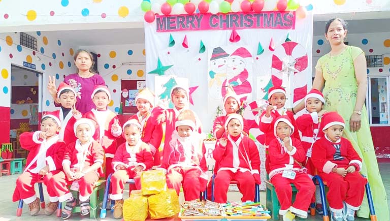 प्ले स्कूल में धूमधाम से मना क्रिसमस