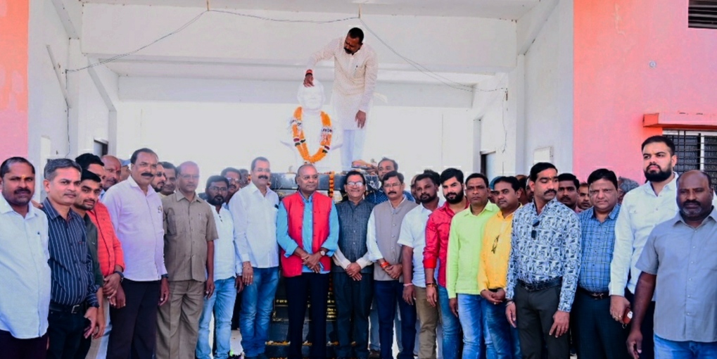 जयंती पर कुरुद में लगी अटलजी की प्रतिमा