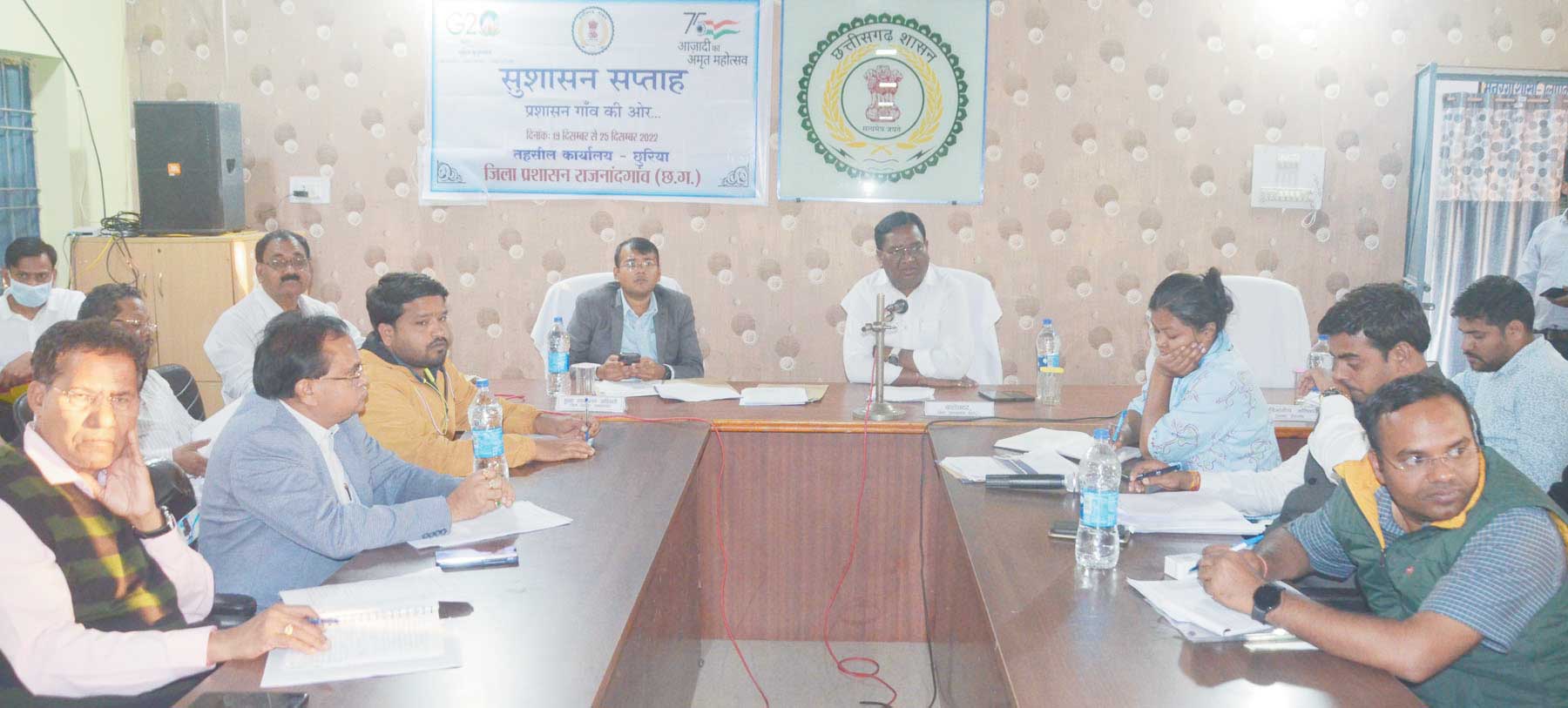 अधिकारी पहुंचे छुरिया के पंचायतों में कलेक्टर ने बैठक लेकर की कार्यों की समीक्षा