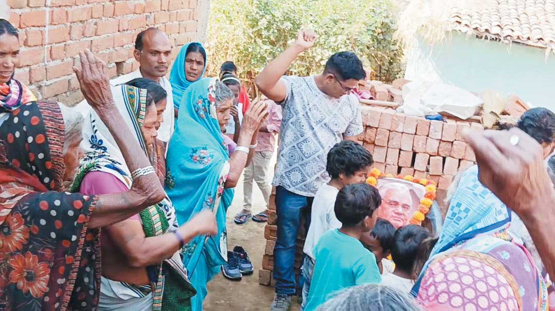 अटल के जन्मदिन पर सतीश ने बांटे मिठाई कपड़े