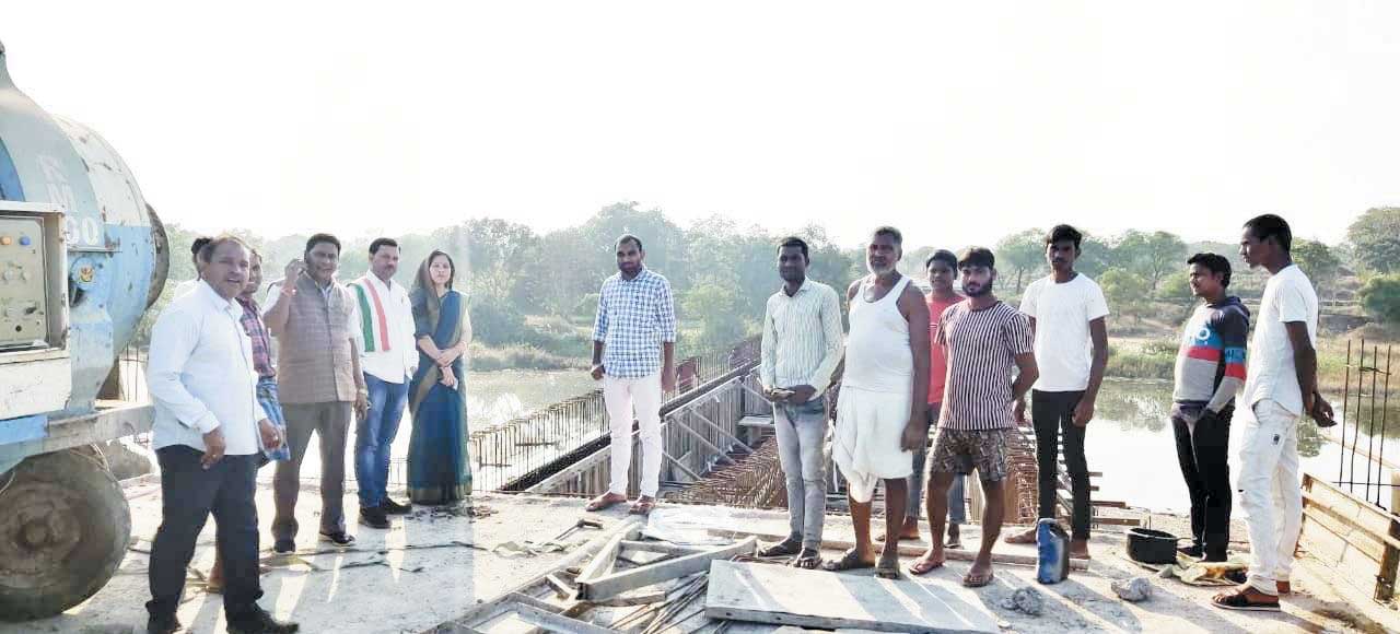 निर्माणधीन पुल का विधायक ने किया निरीक्षण, अफसरों की अनुपस्थिति पर जताई नाराजगी