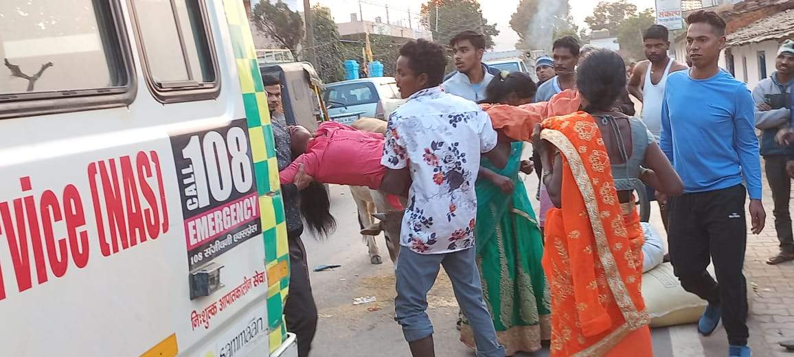 धान लोड ऑटो मोटरसाइकिल को टक्कर मारते बीच सडक़ पर पलटी, एक मौत, पांच घायल