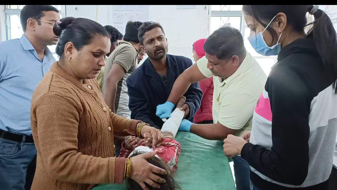 मासूम व महिला पर गिरा बाउंड्रीवॉल, दबने से बालिका की हालत गंभीर