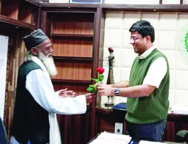 पक्की सडक़ बन जाने से खुश होकर 80 बरस के खैरूद्दीन ने कलेक्टर को गुलाब का फूल देकर दिया धन्यवाद