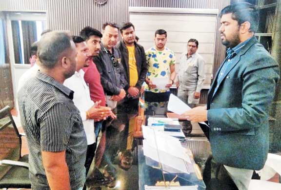 दुकान के लिए हो निर्धारित स्थान, आयुक्त को सौंपा ज्ञापन