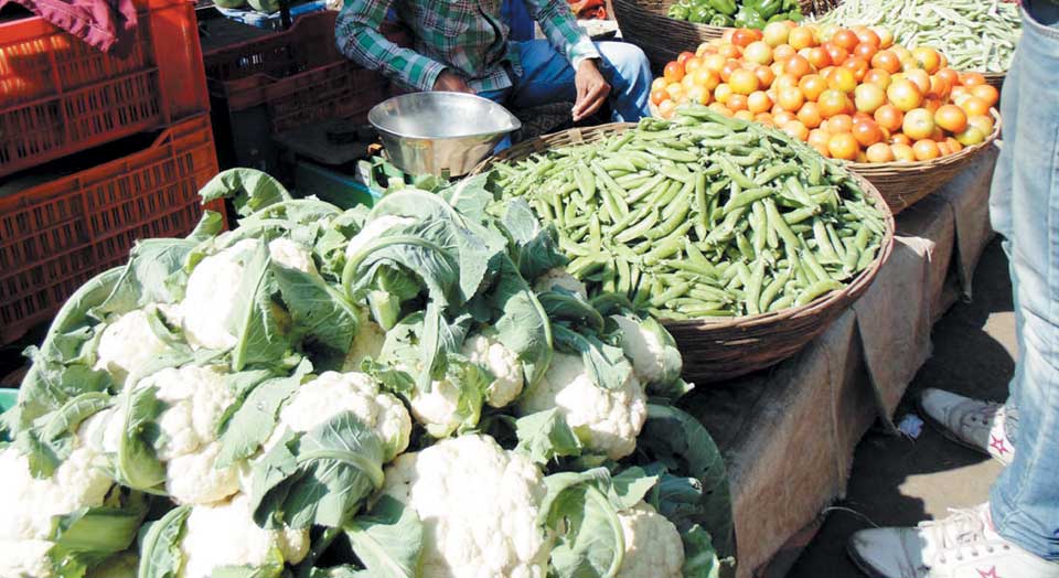 सस्ती सब्जियों से रसोई घर महके, ठंड में बंपर आवक से पत्तीदार सब्जियों की बाजार में बहार