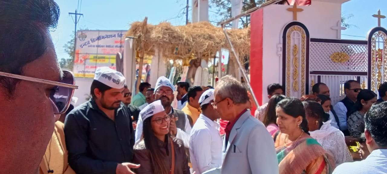 आप के पदाधिकारियों ने लालचर्च पहुँच मसीही परिवारों को दी क्रिसमस की बधाई