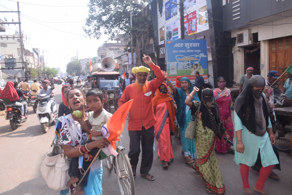  कब्जा हटाने के विरोध में किया प्रदर्शन