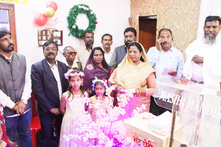 क्रिसमस पर मेयर व जनप्रतिनिधि पहुंचे चर्च, दी बधाई 