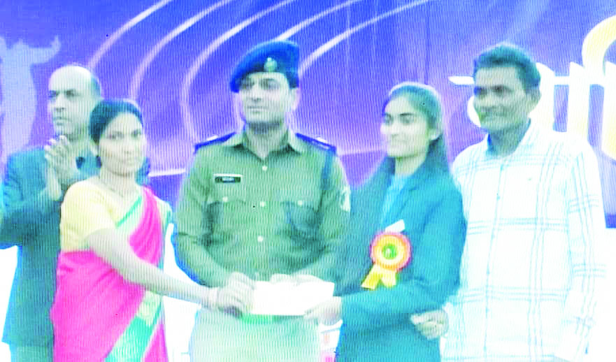 वेसलियन हिन्दी मीडियम वार्षिक उत्सव में 10वीं की  छात्रा मुस्कान को मिली 25 हजार की प्रोत्साहन राशि