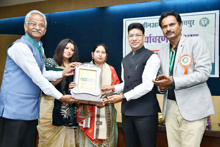 पर्यावरण में उत्कृष्ट काम करने  पर जानकी गुप्ता का सम्मान