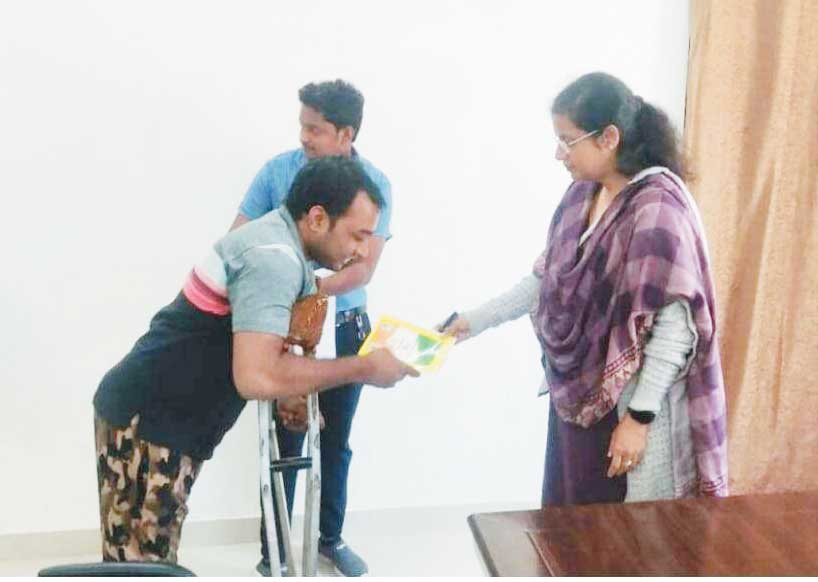 कलेक्टर जनदर्शन में दिव्यांग को मिला राशन कार्ड