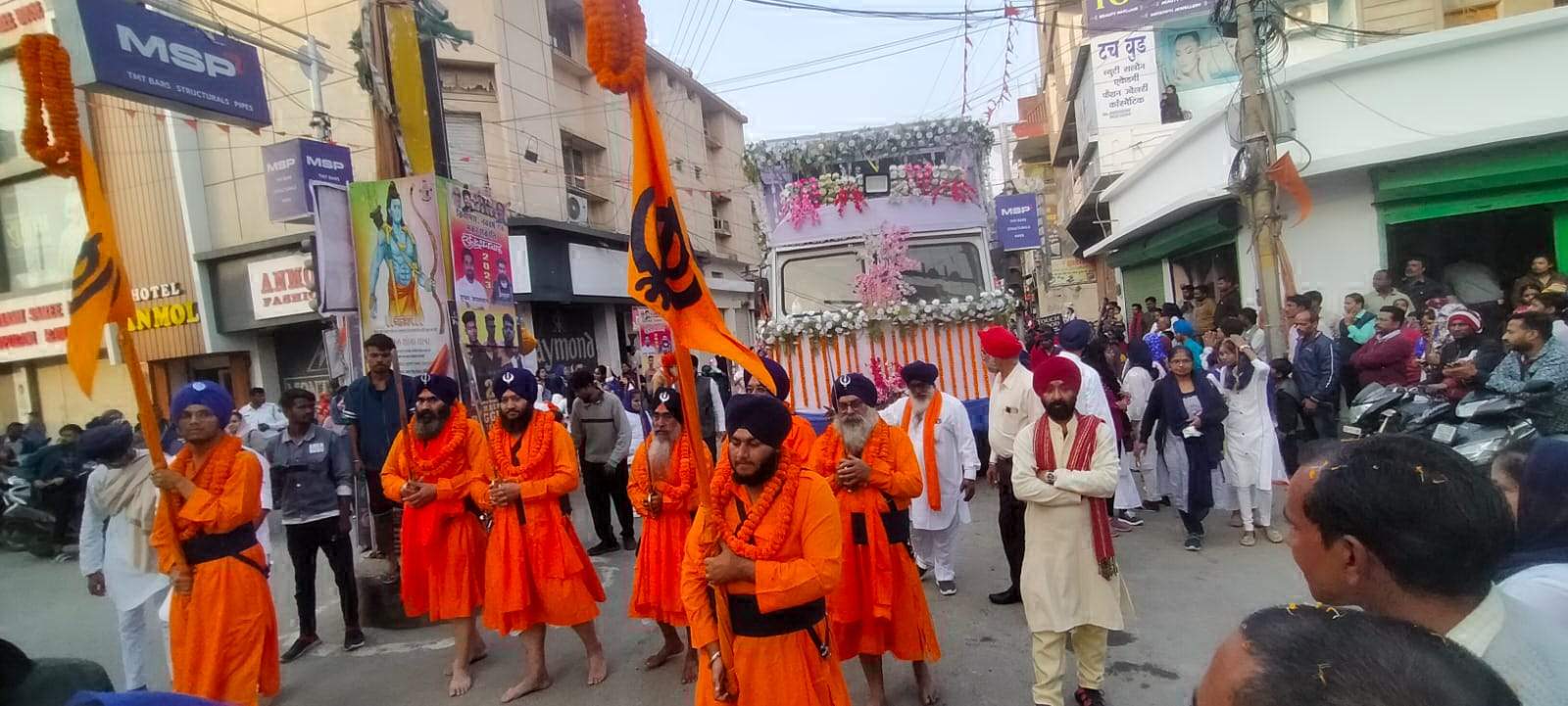 गुरु गोविंद सिंह के प्रकाश पर्व पर निकाली शोभायात्रा