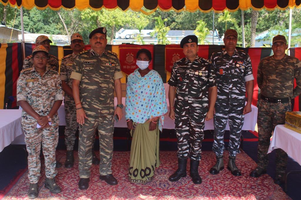 ईनामी महिला नक्सली का समर्पण