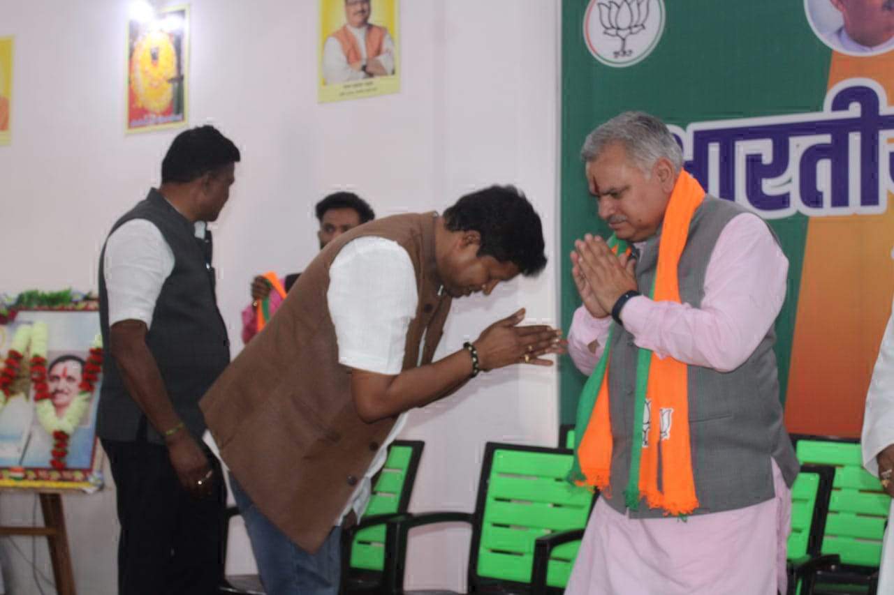 कार्यकर्ताओं को टटोलने पहुंचे क्षेत्रीय व प्रदेश संगठन महामंत्री कार्यकर्ताओं को टटोलने पहुंचे क्षेत्रीय व प्रदेश संगठन महामंत्री
