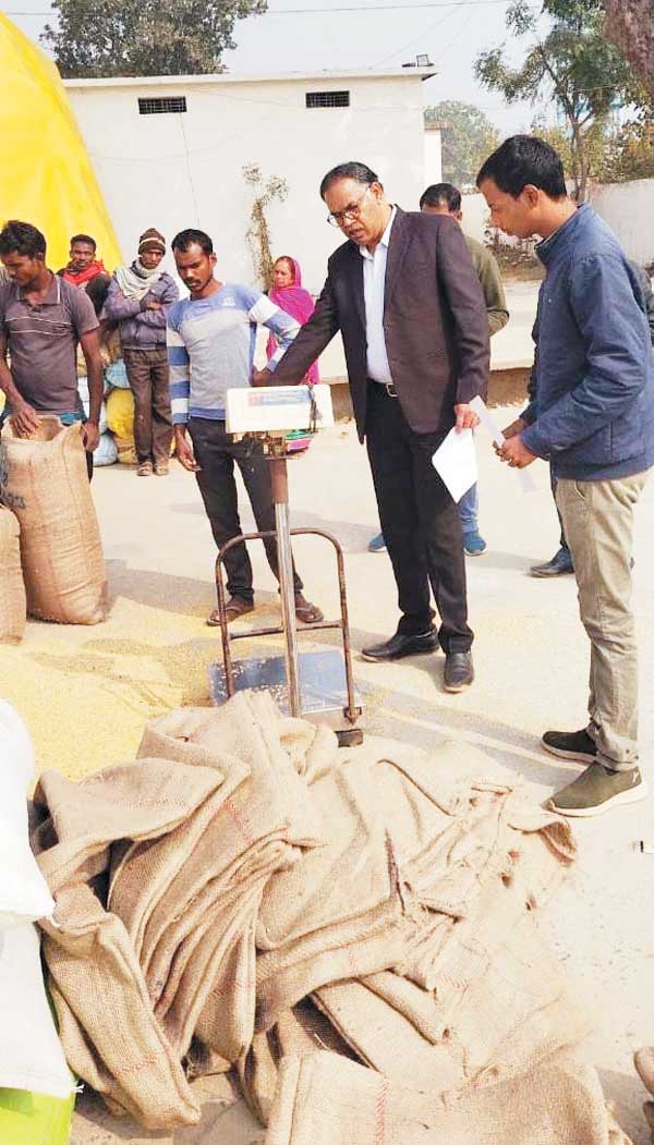 धान खरीदी केंद्र में 12 बोरा अमानक धान जब्त, केल्हारी समिति के तीन अफसरों को नोटिस