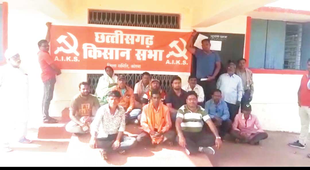  रिश्वत मांगने पर गेट पर बैठे भू-विस्थापित, कामकाज ठप