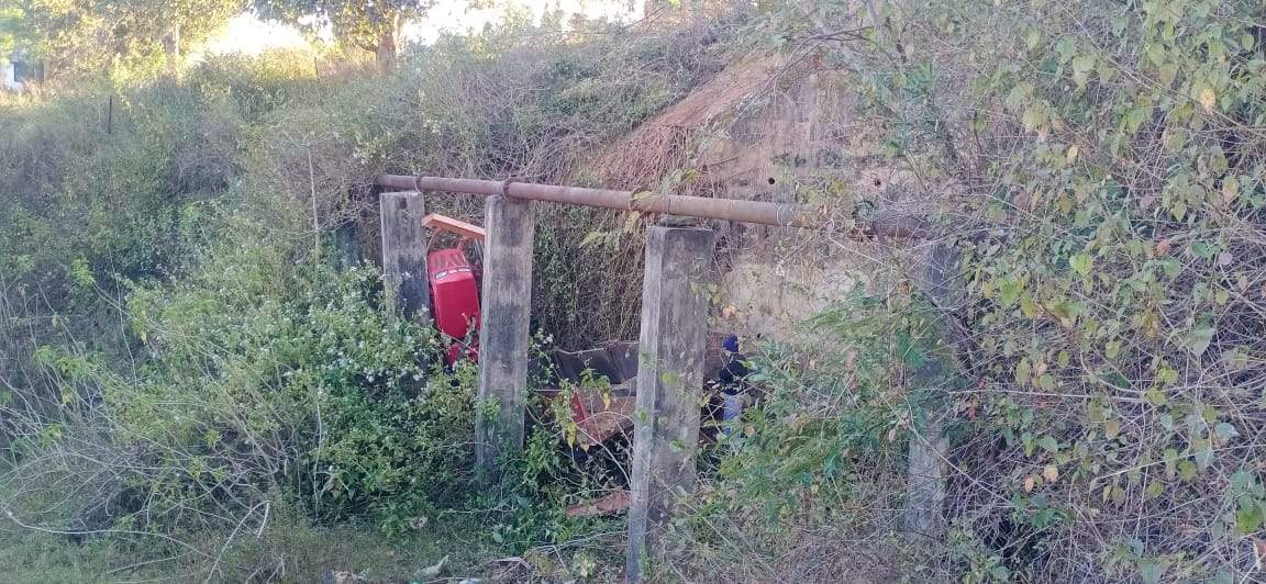 पुलिया से गिरी रेत भरी ट्रैक्टर-ट्रॉली