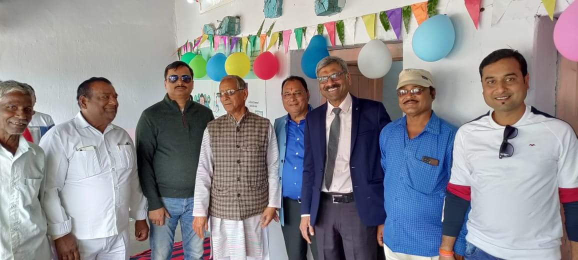 लाला खजानचंद-शांति देवी की स्मृति में बांटे गरम कपड़े