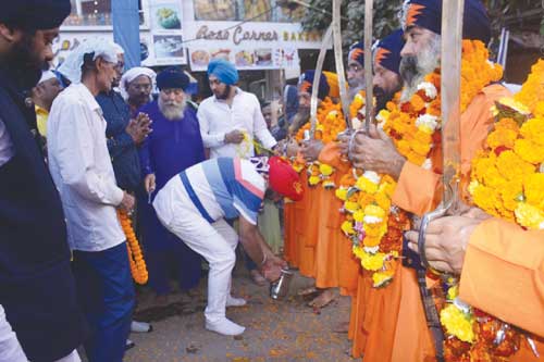 पंज प्यारों की अगुवाई में गुरू ग्रंथ साहिब की शोभायात्रा निकाली