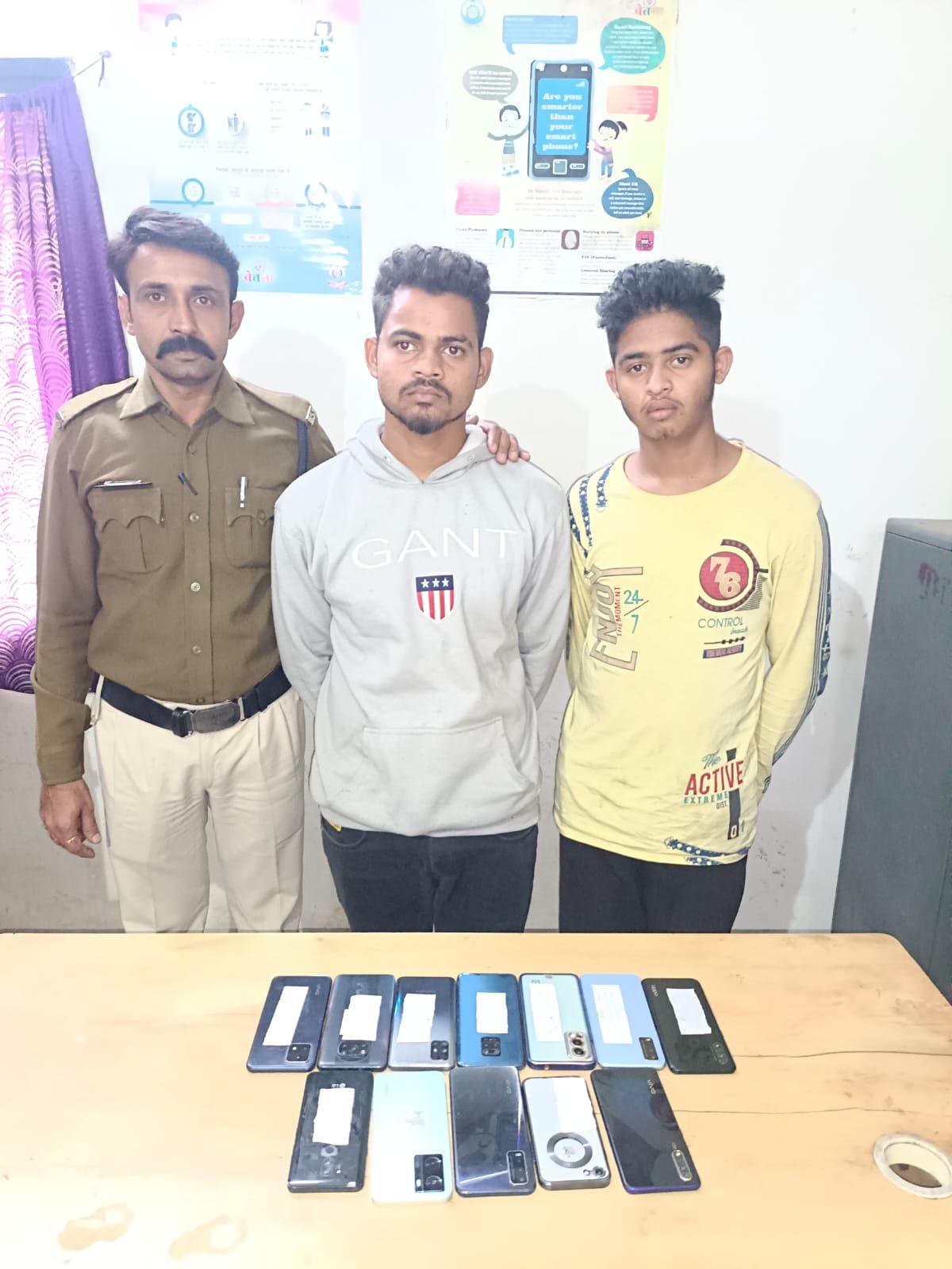 जेब काटकर मोबाइल चुराने वाले 4 गिरफ्तार, एक दर्जन मोबाइल बरामद