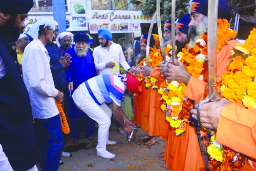पंज प्यारों की अगुवाई में गुरू ग्रंथ साहिब की शोभायात्रा निकाली पंज प्यारों की अगुवाई में गुरू ग्रंथ साहिब की शोभायात्रा निकाली