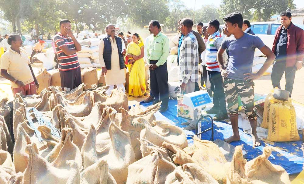 भरतपुर में विकास कार्यों के भूमि पूजन के साथ विधायक कमरो ने किया जनसंपर्क