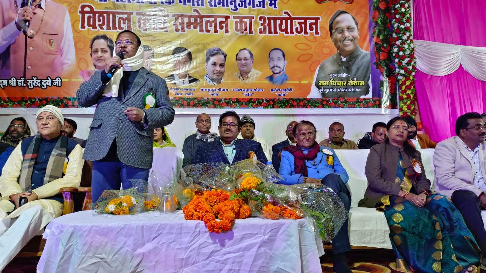 कडक़ड़ाती ठंडी में कवि सम्मेलन, उमड़ा जनसैलाब