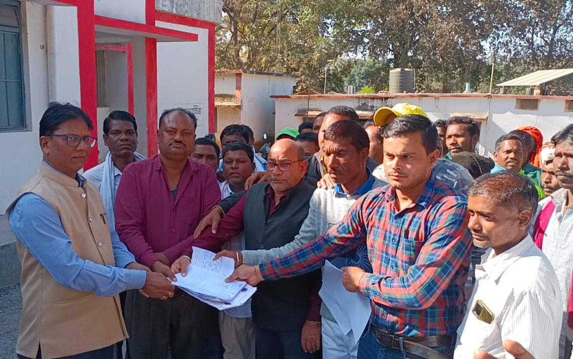 नवकी को नगर पंचायत में शामिल करने पर ग्रामीणों ने दर्ज कराई आपत्ति, सौंपा ज्ञापन