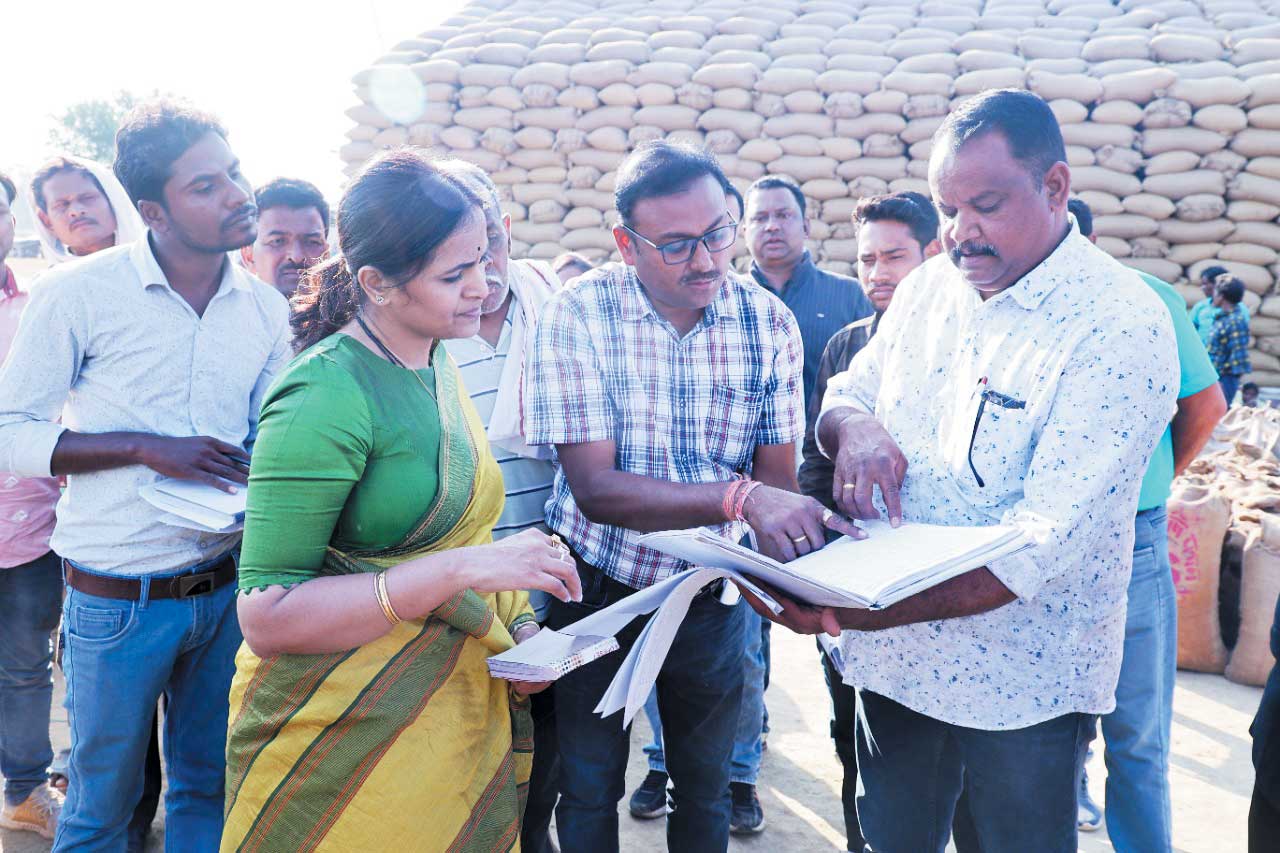 उपार्जन केंद्रों में खरीदे धान को रखें व्यवस्थित-कलेक्टर