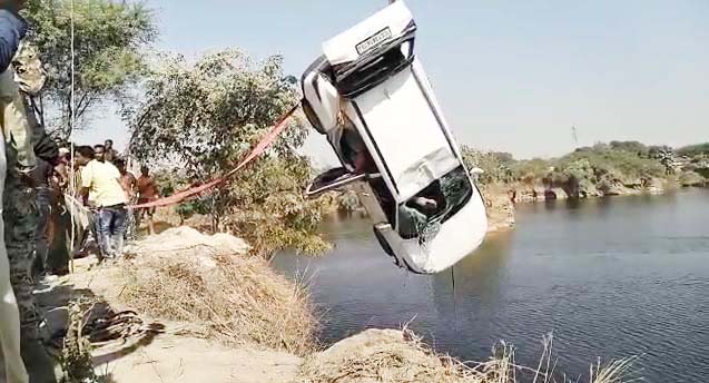 खाई में गिरी कार, महिला सरपंच सहित परिवार के 4 की मौत